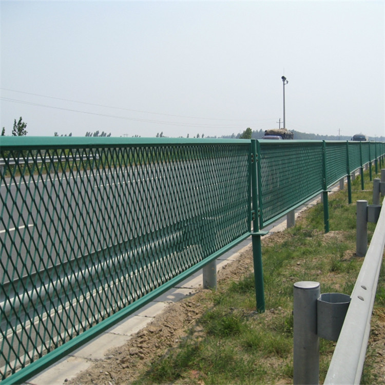 高速公路護欄網案例展示圖片4