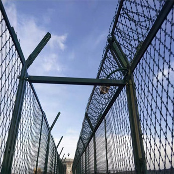 監(jiān)獄蛇腹型刀刺隔離網(wǎng)、焊接防攀爬隔離網(wǎng)價(jià)格、監(jiān)獄金屬隔離網(wǎng)